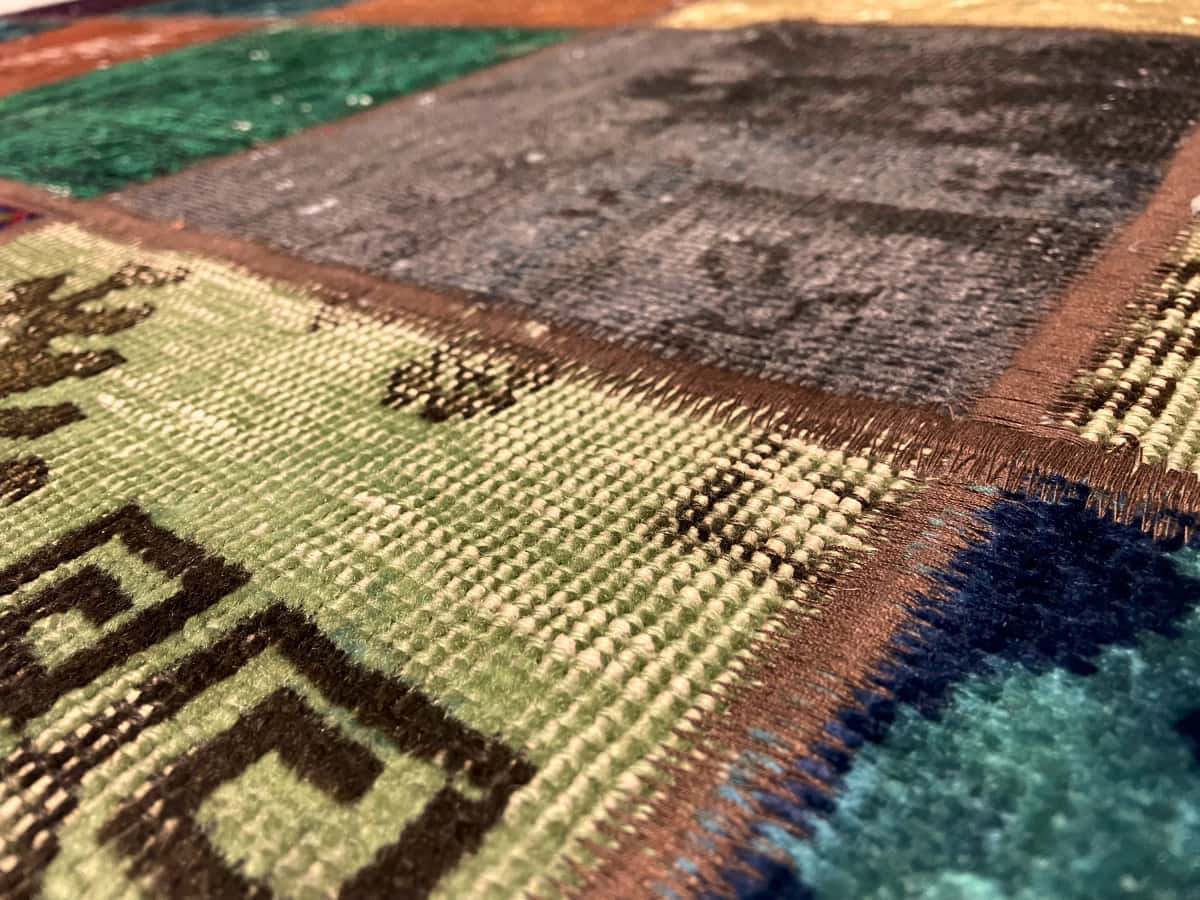 Persian rug of Rey style in dimensions 210 centimeters length by 152 centimeters width with mainly colorful colors — Texture close-up