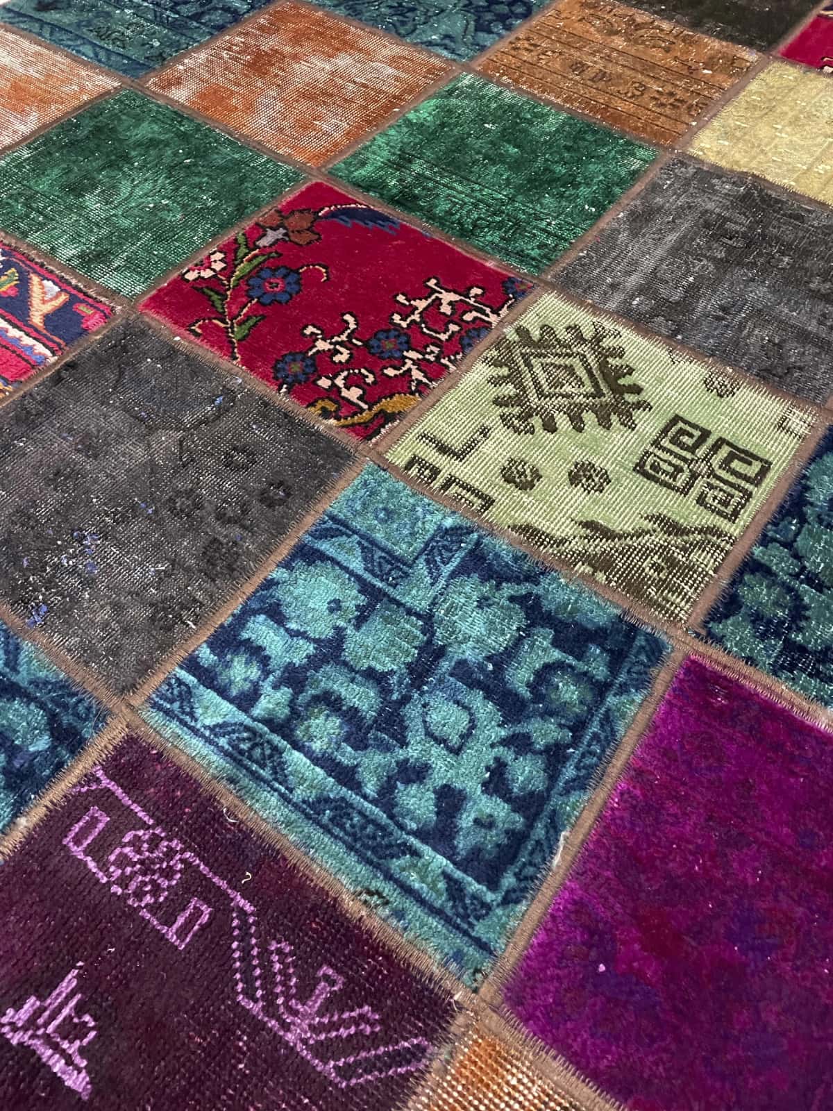 alfombra persa de estilo patchwork en dimensiones 210 centímetros de largo por 152 centímetros de ancho con colores principalmente colorido — Primer plano de la textura