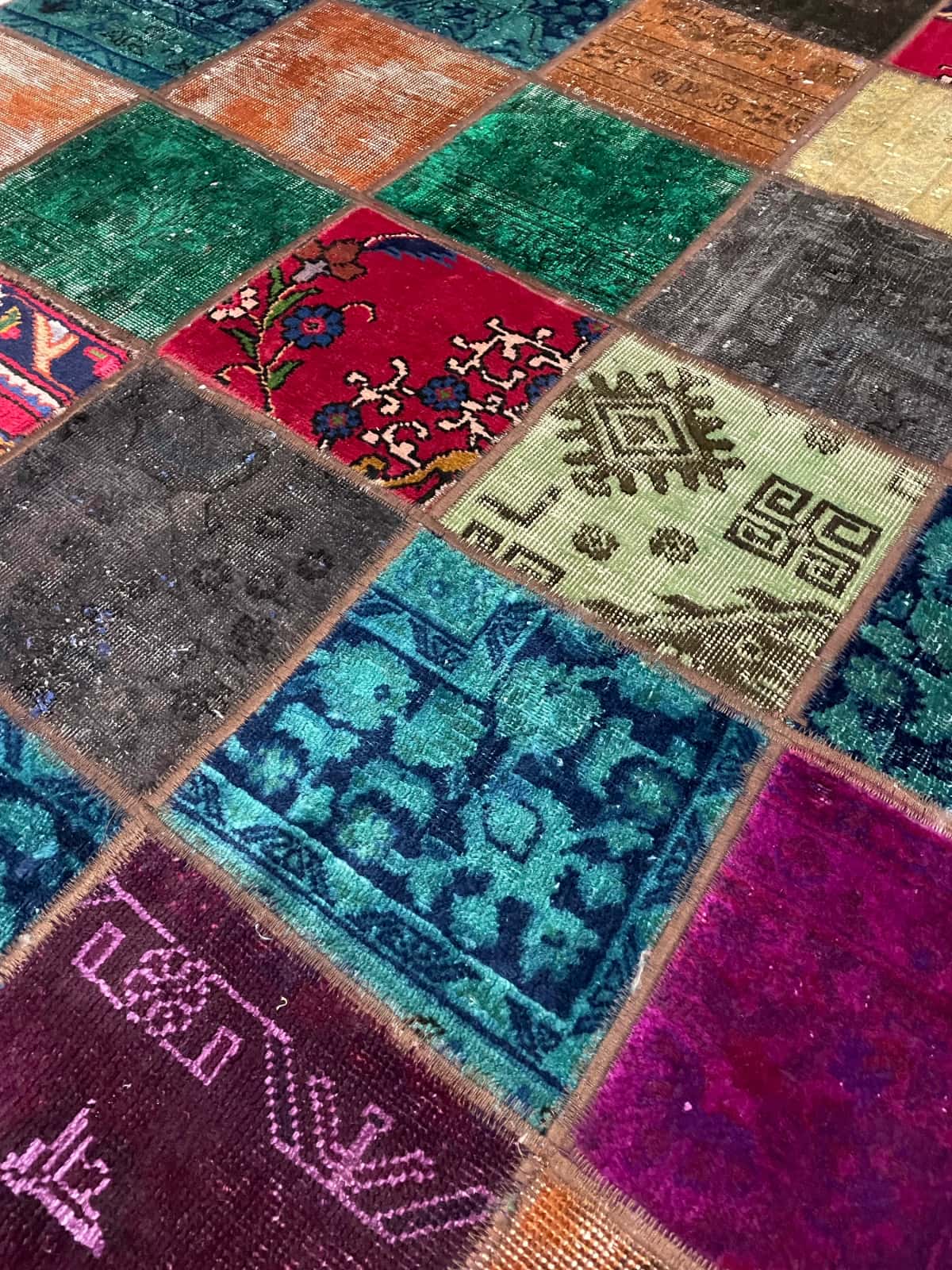Persian rug of Rey style in dimensions 210 centimeters length by 152 centimeters width with mainly colorful colors — Texture close-up