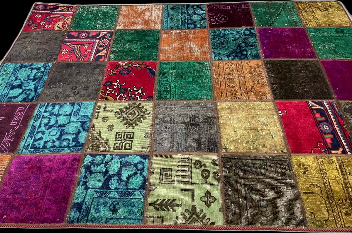 Persian rug of Rey style in dimensions 210 centimeters length by 152 centimeters width with mainly colorful colors — Perspective