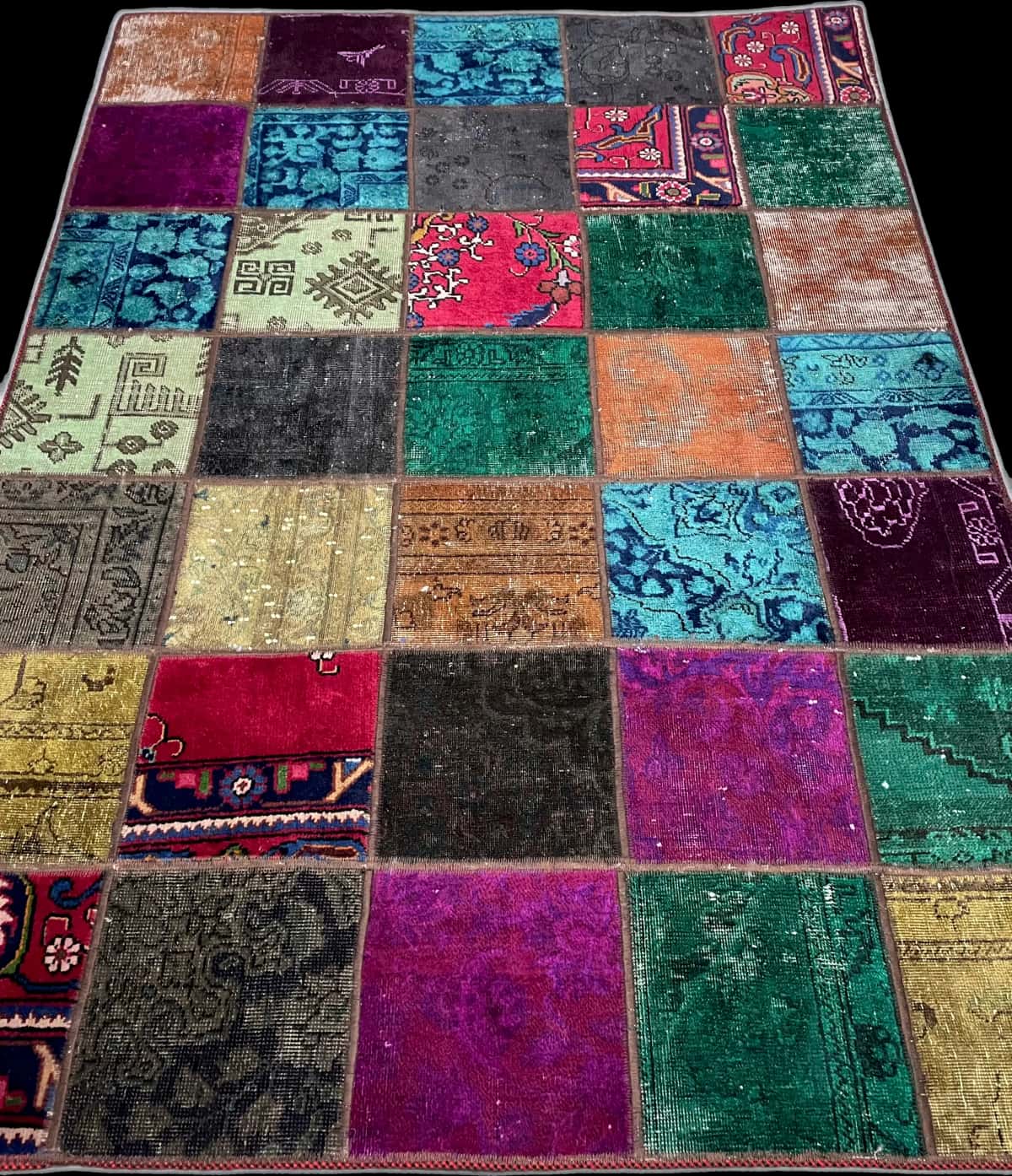 Persian rug of Rey style in dimensions 210 centimeters length by 152 centimeters width with mainly colorful colors — Perspective