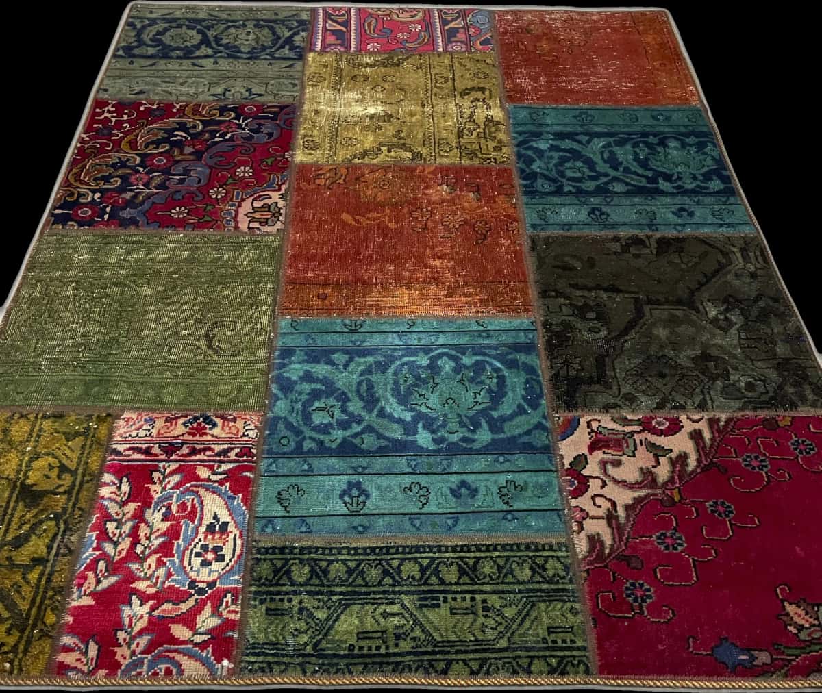 Persian rug of Rey style in dimensions 202 centimeters length by 152 centimeters width with mainly colorful colors — Perspective