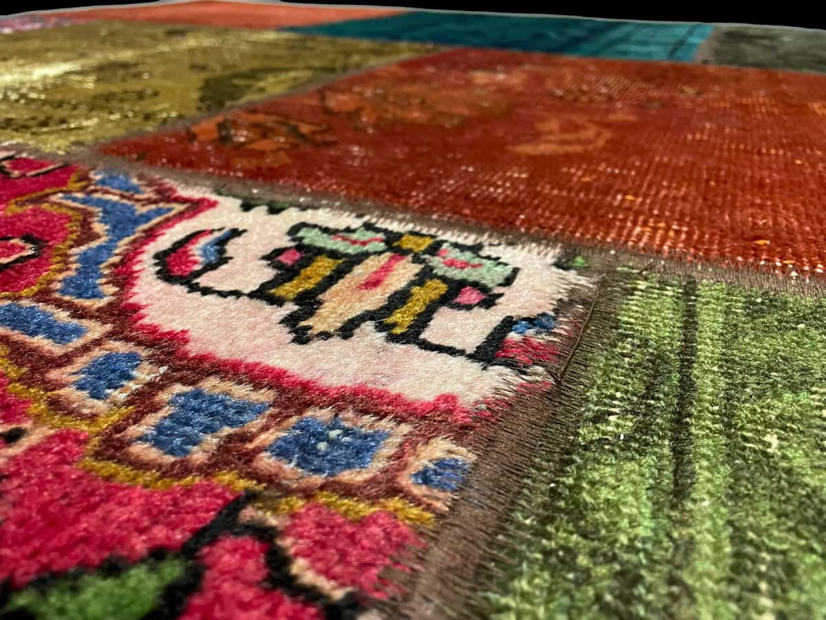 Persian rug of Rey style in dimensions 202 centimeters length by 152 centimeters width with mainly colorful colors — Texture close-up