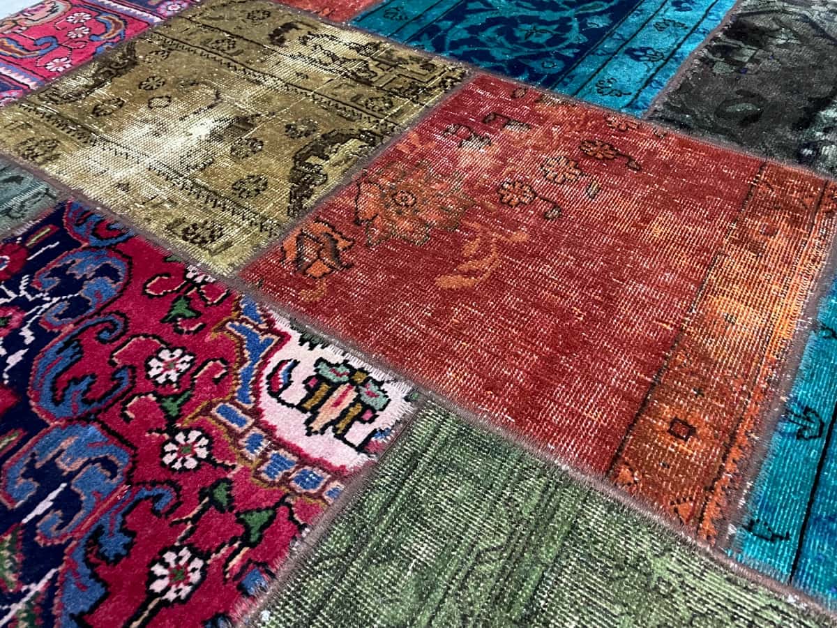 Persian rug of Rey style in dimensions 202 centimeters length by 152 centimeters width with mainly colorful colors — Texture close-up
