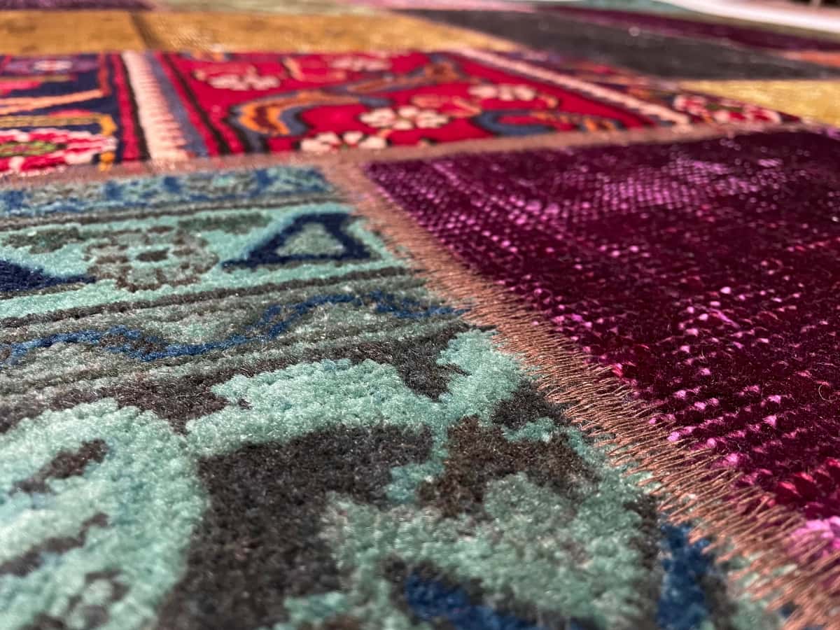 Persian rug of Rey style in dimensions 210 centimeters length by 153 centimeters width with mainly colorful colors — Texture close-up