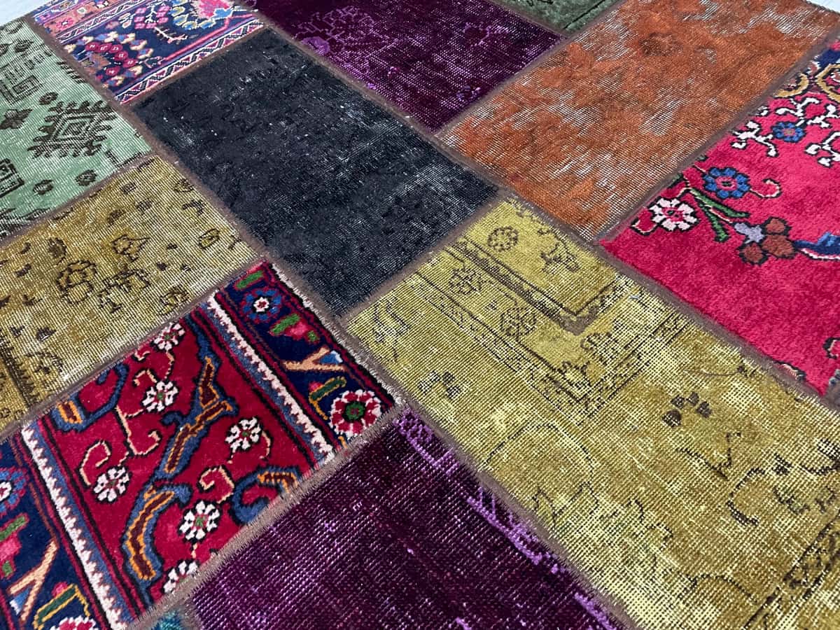 Persian rug of Rey style in dimensions 210 centimeters length by 153 centimeters width with mainly colorful colors — Texture close-up