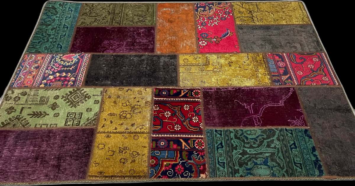 Persian rug of Rey style in dimensions 210 centimeters length by 153 centimeters width with mainly colorful colors — Perspective