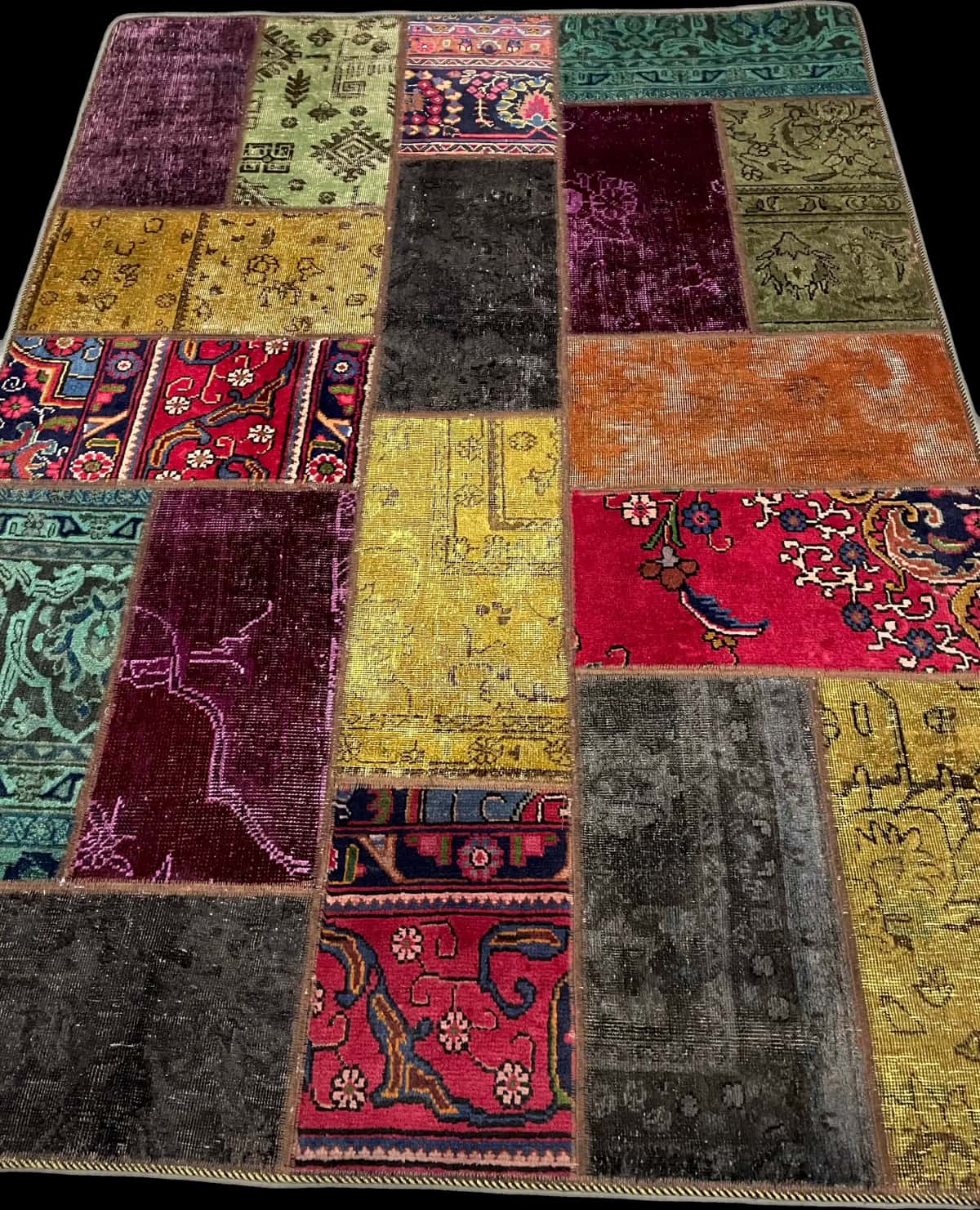 Persian rug of Rey style in dimensions 210 centimeters length by 153 centimeters width with mainly colorful colors — Perspective