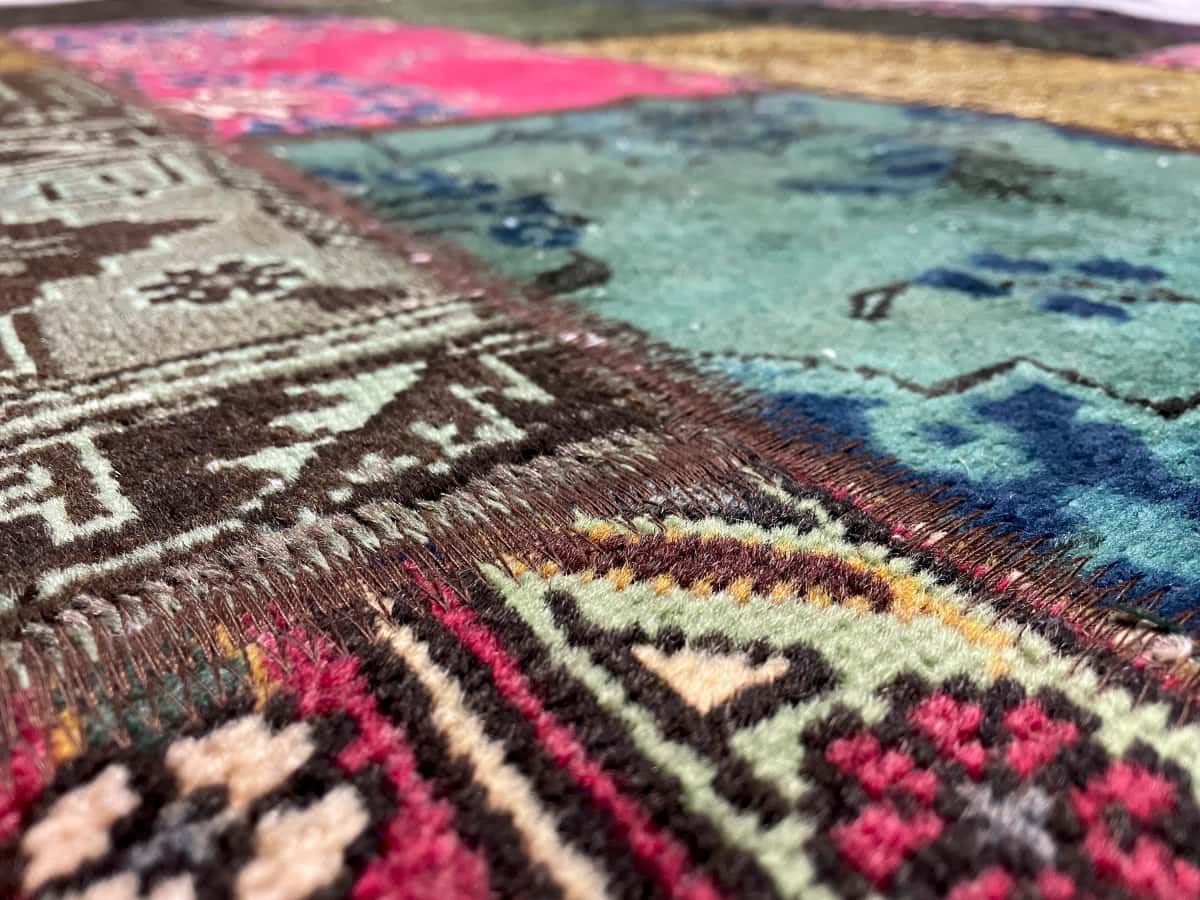 Persian rug of Rey style in dimensions 205 centimeters length by 152 centimeters width with mainly colorful colors — Texture close-up