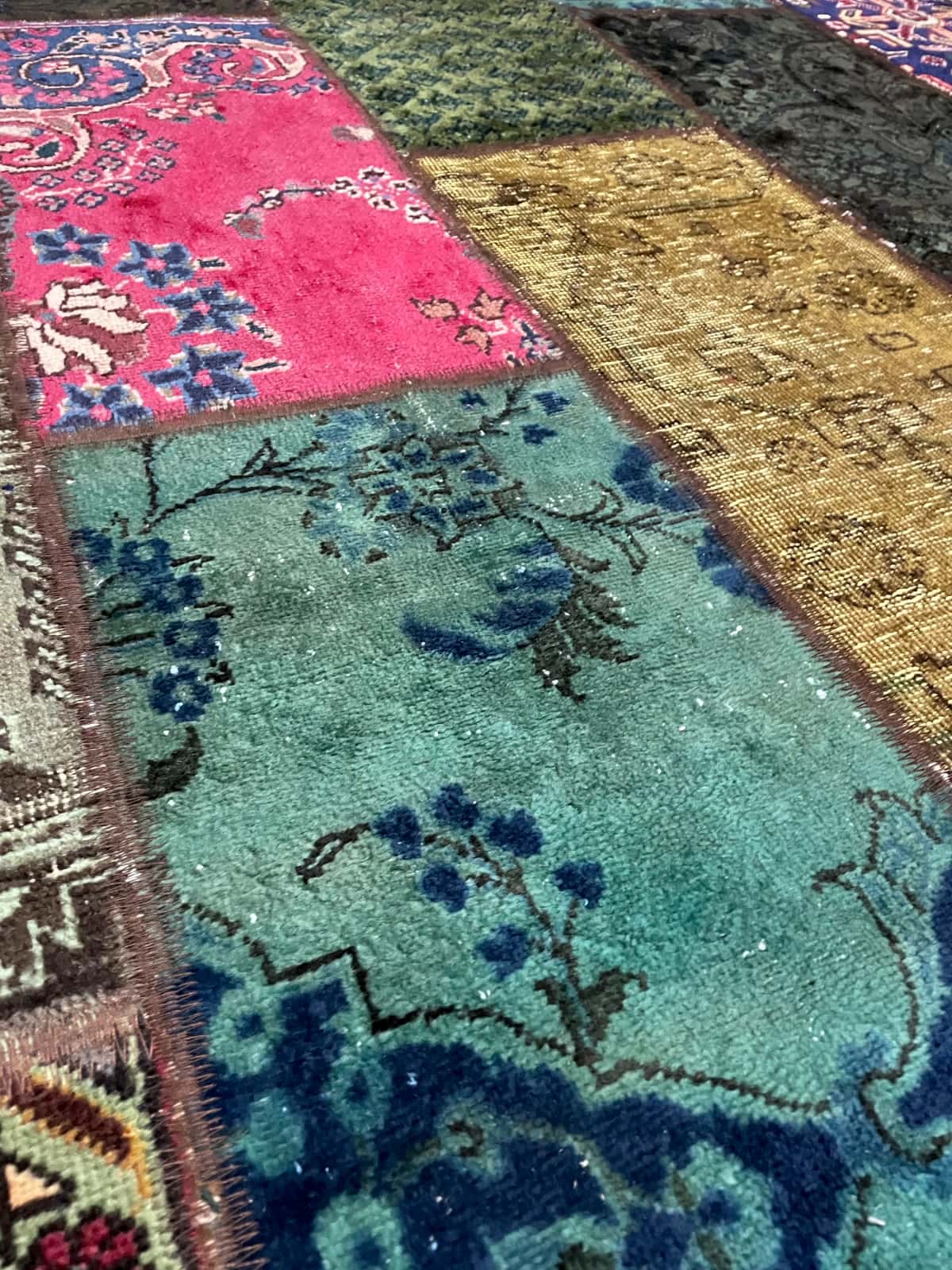 Persian rug of Rey style in dimensions 205 centimeters length by 152 centimeters width with mainly colorful colors — Texture close-up