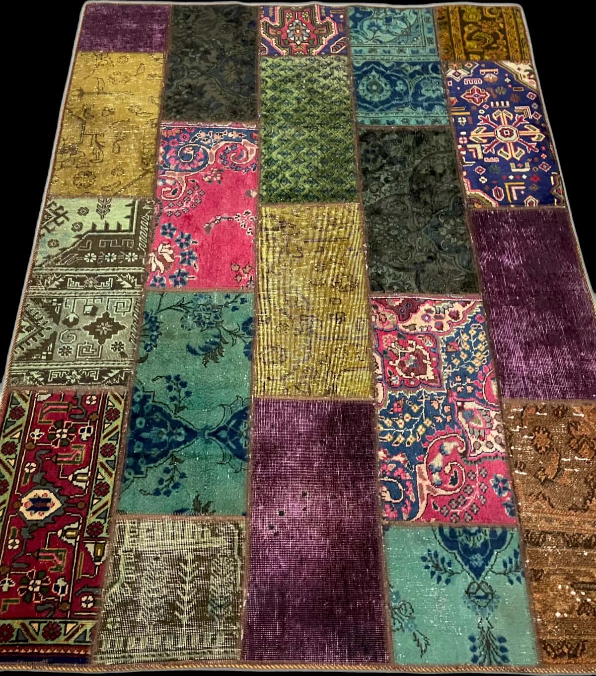 Persian rug of Rey style in dimensions 205 centimeters length by 152 centimeters width with mainly colorful colors — Perspective