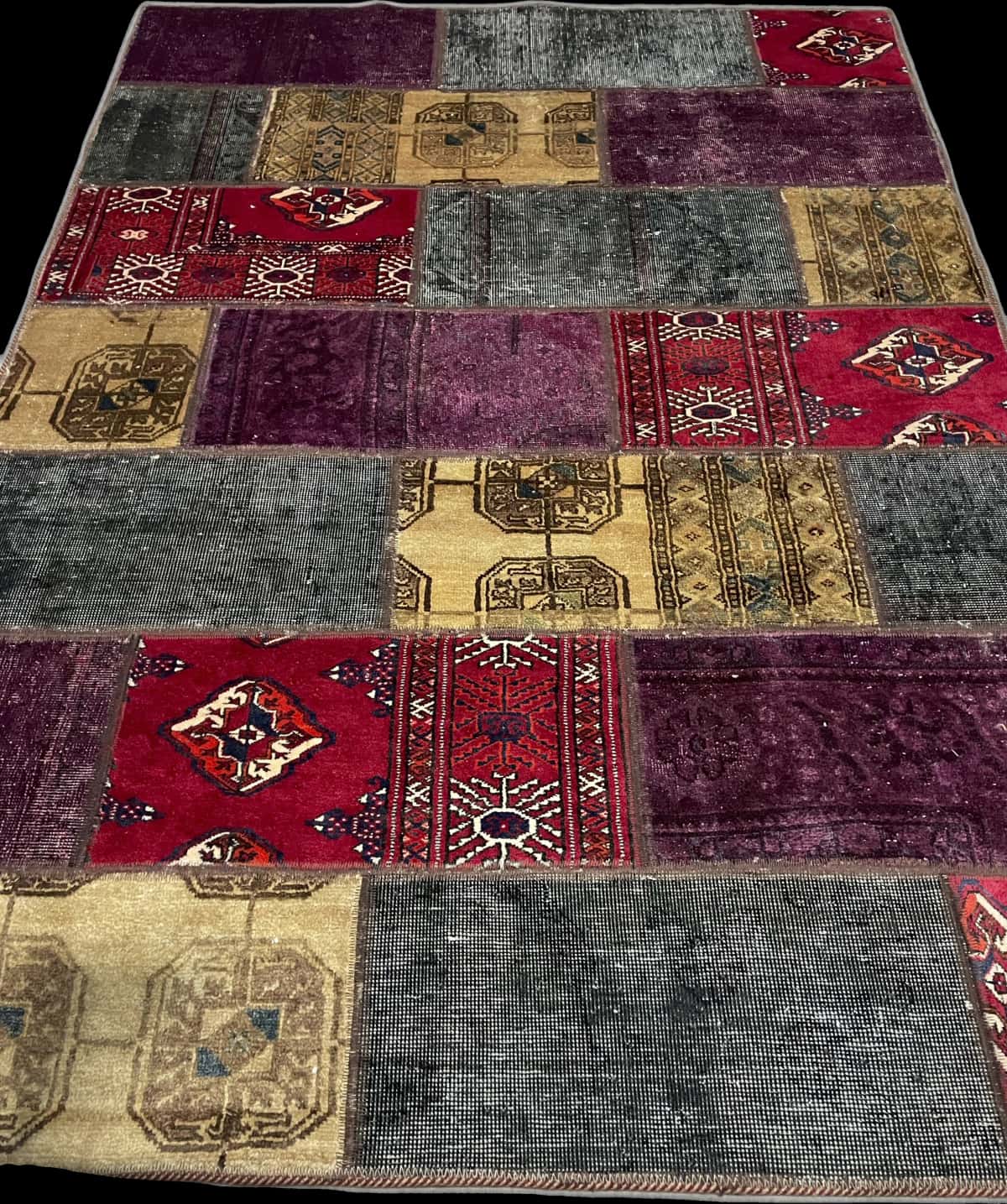 alfombra persa de estilo patchwork en dimensiones 213 centímetros de largo por 150 centímetros de ancho con colores principalmente colorido — Perspectiva