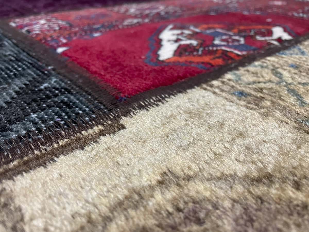alfombra persa de estilo patchwork en dimensiones 213 centímetros de largo por 150 centímetros de ancho con colores principalmente colorido — Primer plano de la textura