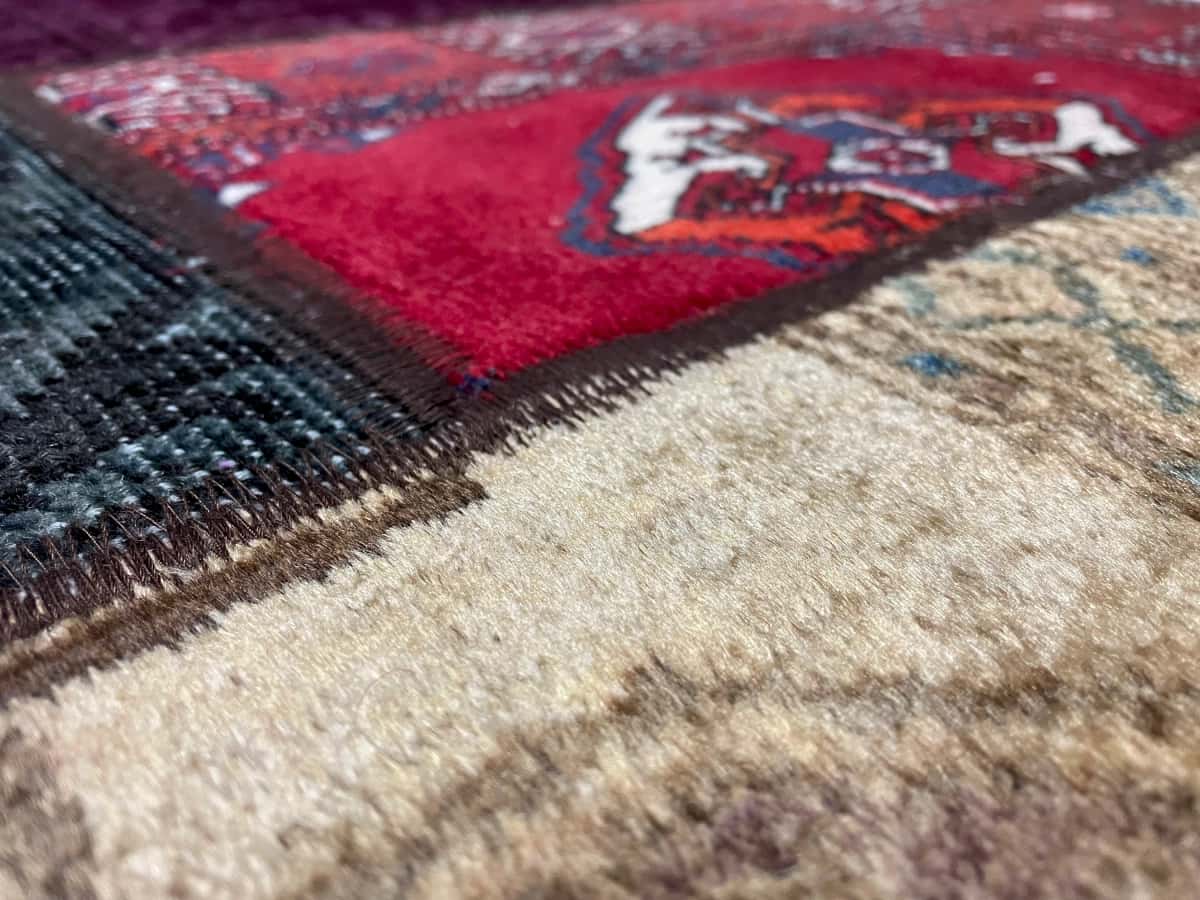 Persian rug of Rey style in dimensions 213 centimeters length by 150 centimeters width with mainly colorful colors — Texture close-up