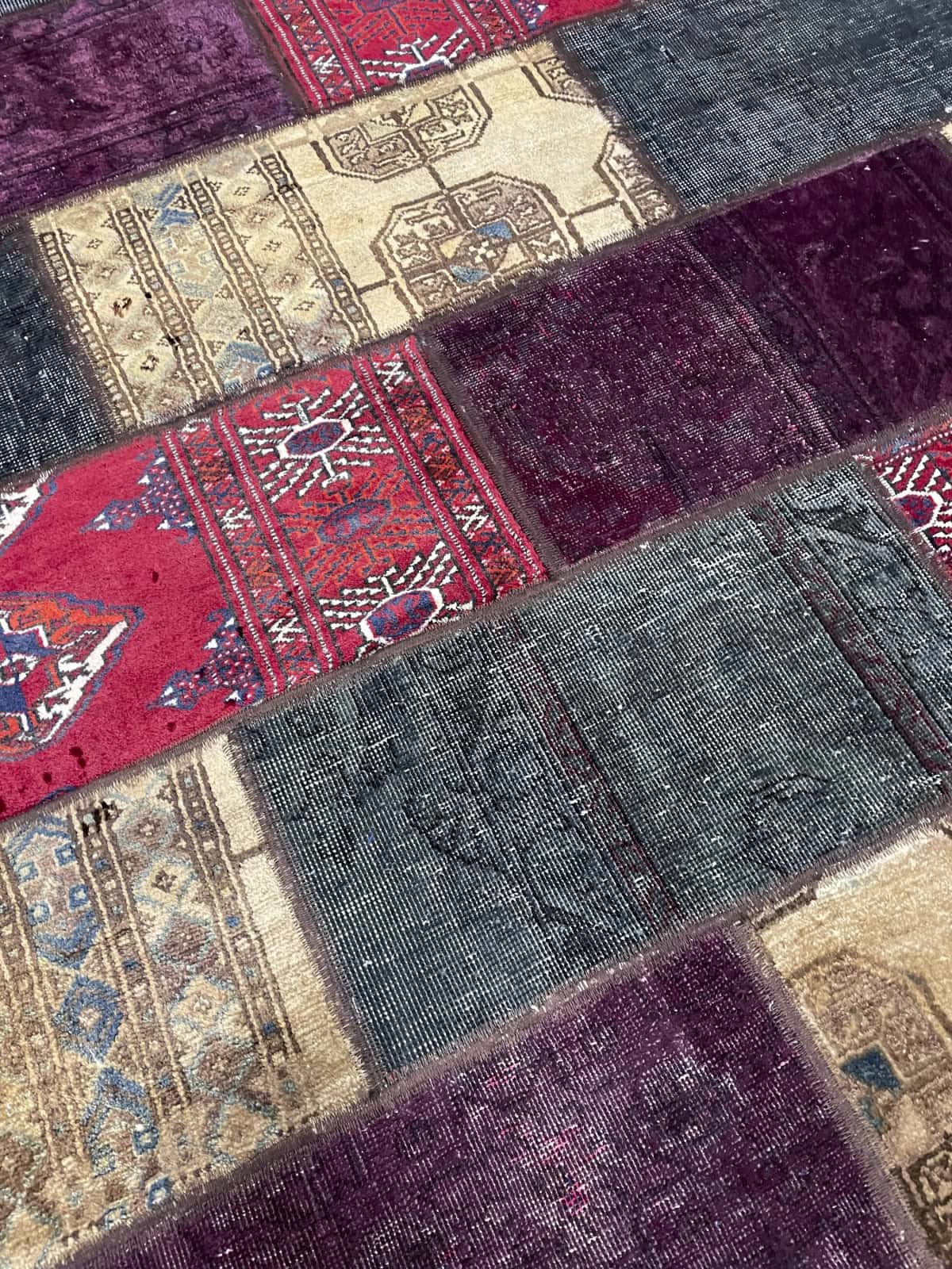 alfombra persa de estilo patchwork en dimensiones 213 centímetros de largo por 150 centímetros de ancho con colores principalmente colorido — Primer plano de la textura