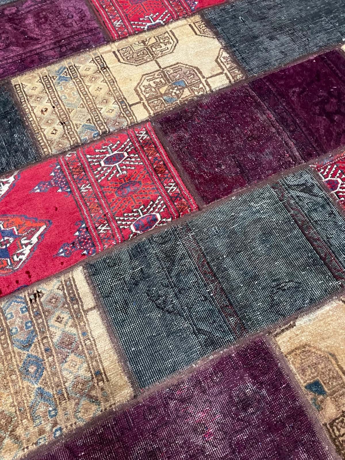Persian rug of Rey style in dimensions 213 centimeters length by 150 centimeters width with mainly colorful colors — Texture close-up