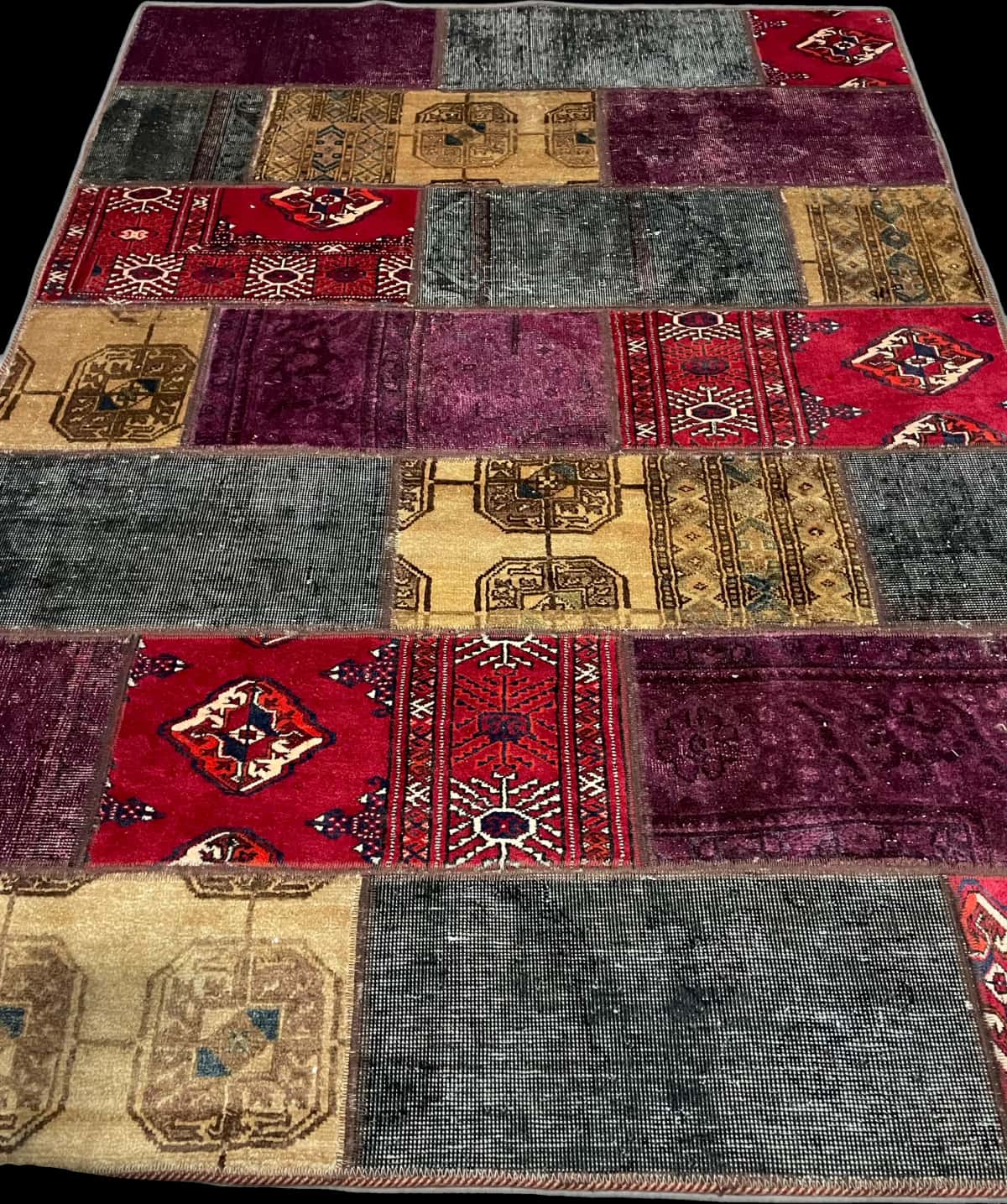 Persian rug of Rey style in dimensions 213 centimeters length by 150 centimeters width with mainly colorful colors — Perspective