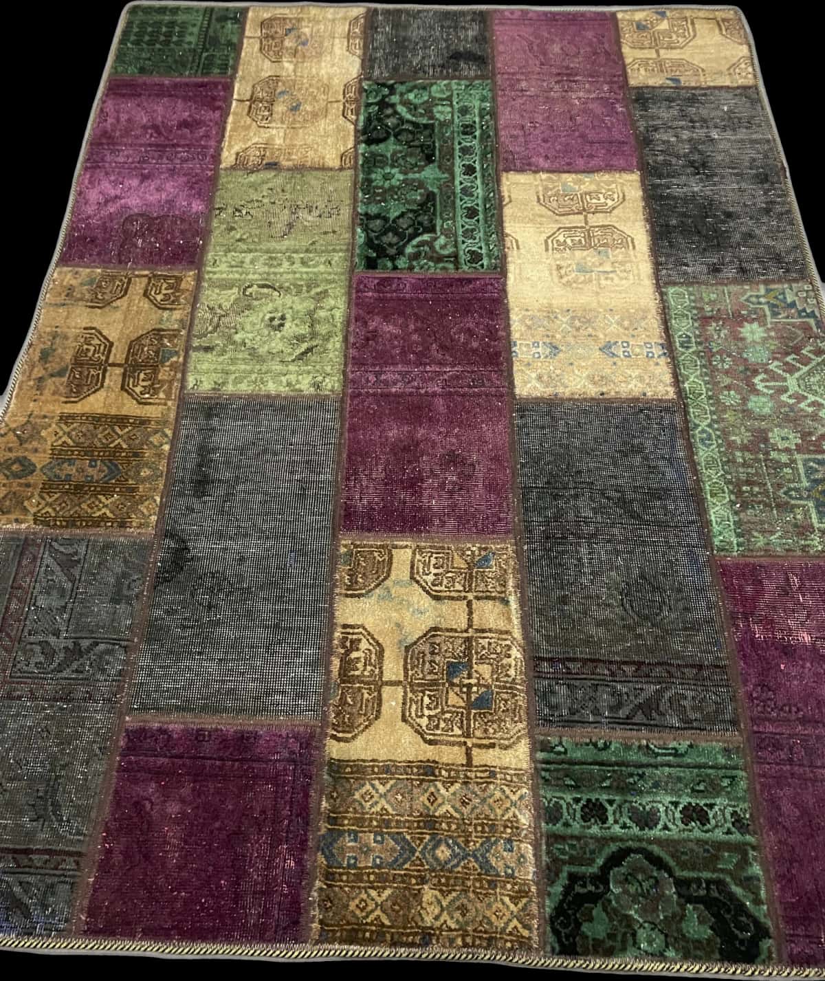 alfombra persa de estilo patchwork en dimensiones 210 centímetros de largo por 153 centímetros de ancho con colores principalmente verde y amarillo — Perspectiva