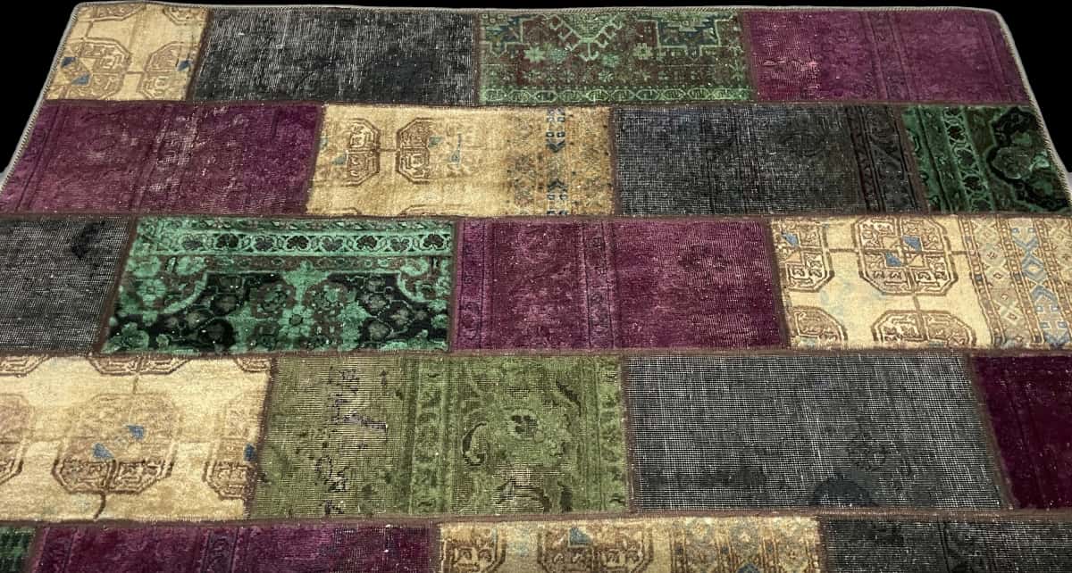 alfombra persa de estilo patchwork en dimensiones 210 centímetros de largo por 153 centímetros de ancho con colores principalmente verde y amarillo — Perspectiva