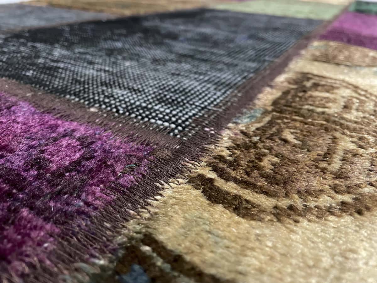 alfombra persa de estilo patchwork en dimensiones 210 centímetros de largo por 153 centímetros de ancho con colores principalmente verde y amarillo — Primer plano de la textura