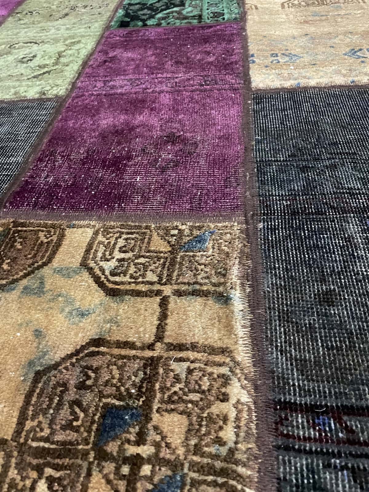 alfombra persa de estilo patchwork en dimensiones 210 centímetros de largo por 153 centímetros de ancho con colores principalmente verde y amarillo — Primer plano de la textura