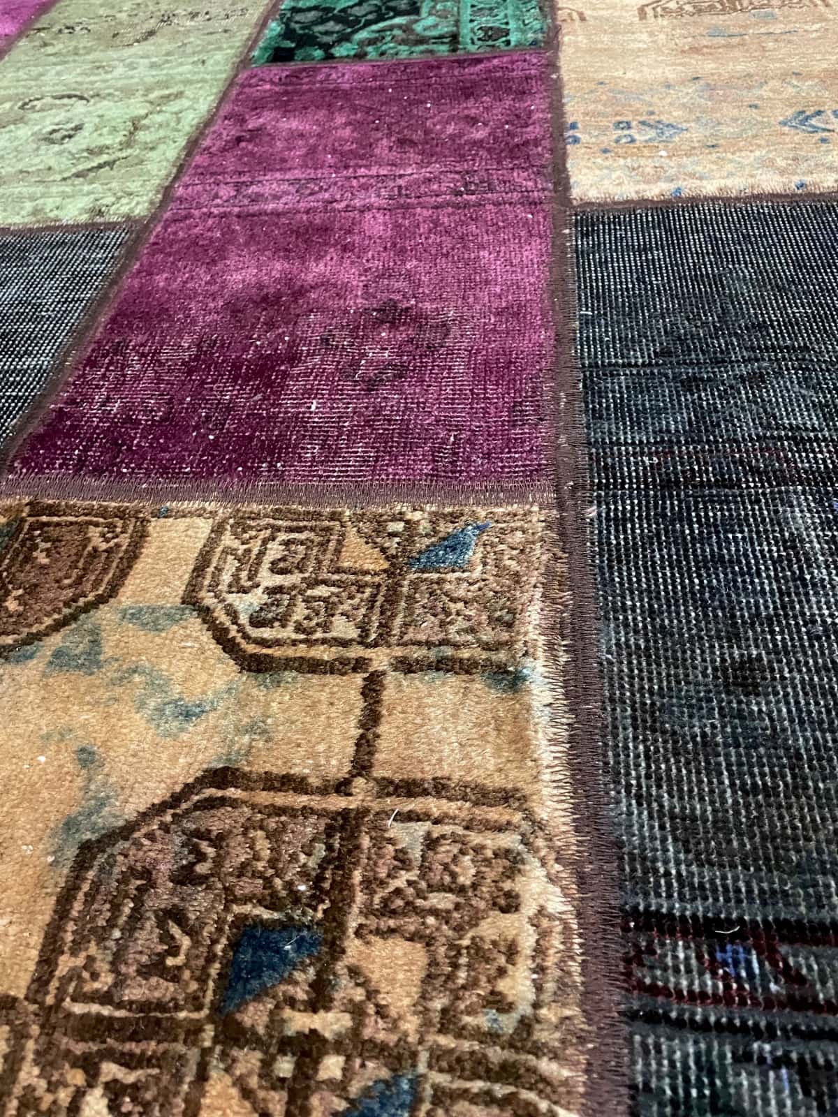 persischer Teppich im Rey Stil in den Maßen 210 Zentimeter Länge mal 153 Zentimeter Breite mit überwiegend bunt Farben — Nahaufnahme der Textur