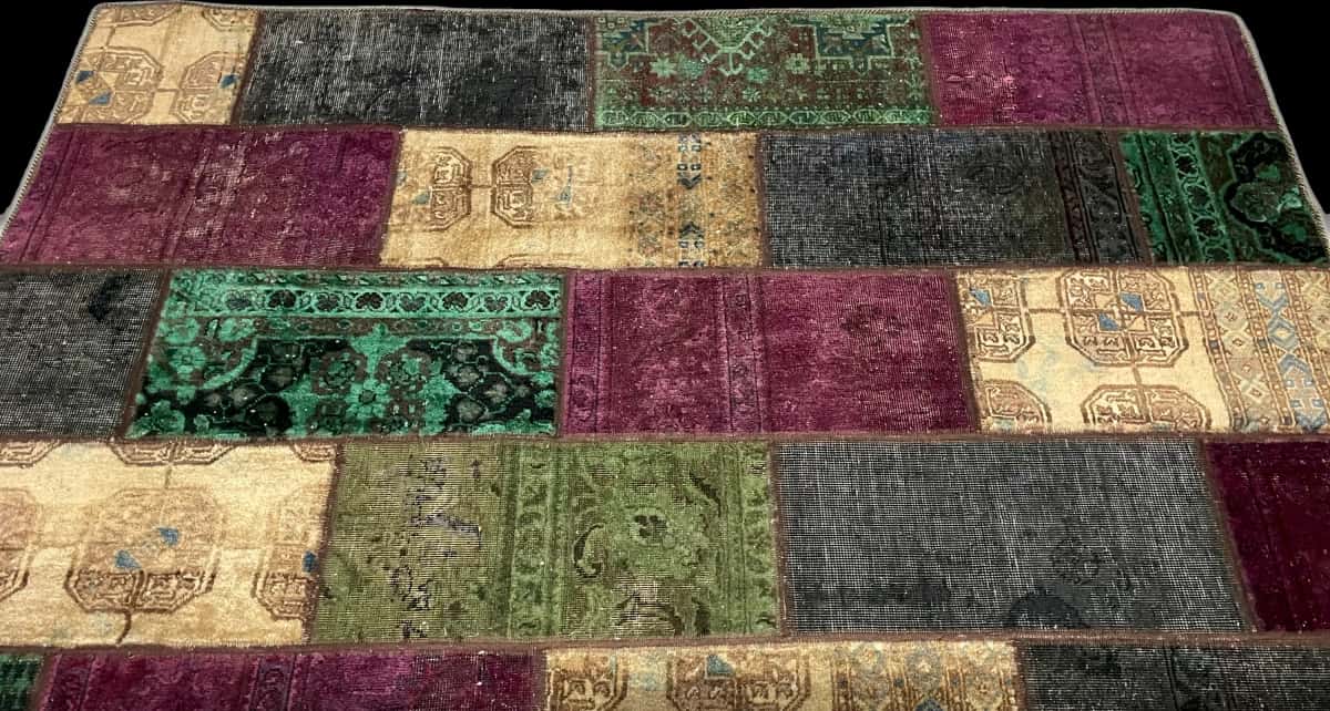 persischer Teppich im Rey Stil in den Maßen 210 Zentimeter Länge mal 153 Zentimeter Breite mit überwiegend bunt Farben — Perspektive