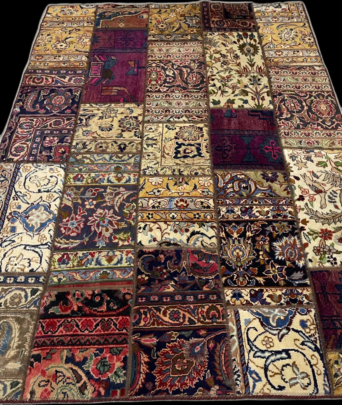 alfombra persa de estilo patchwork en dimensiones 207 centímetros de largo por 151 centímetros de ancho con colores principalmente rojo y amarillo — Perspectiva