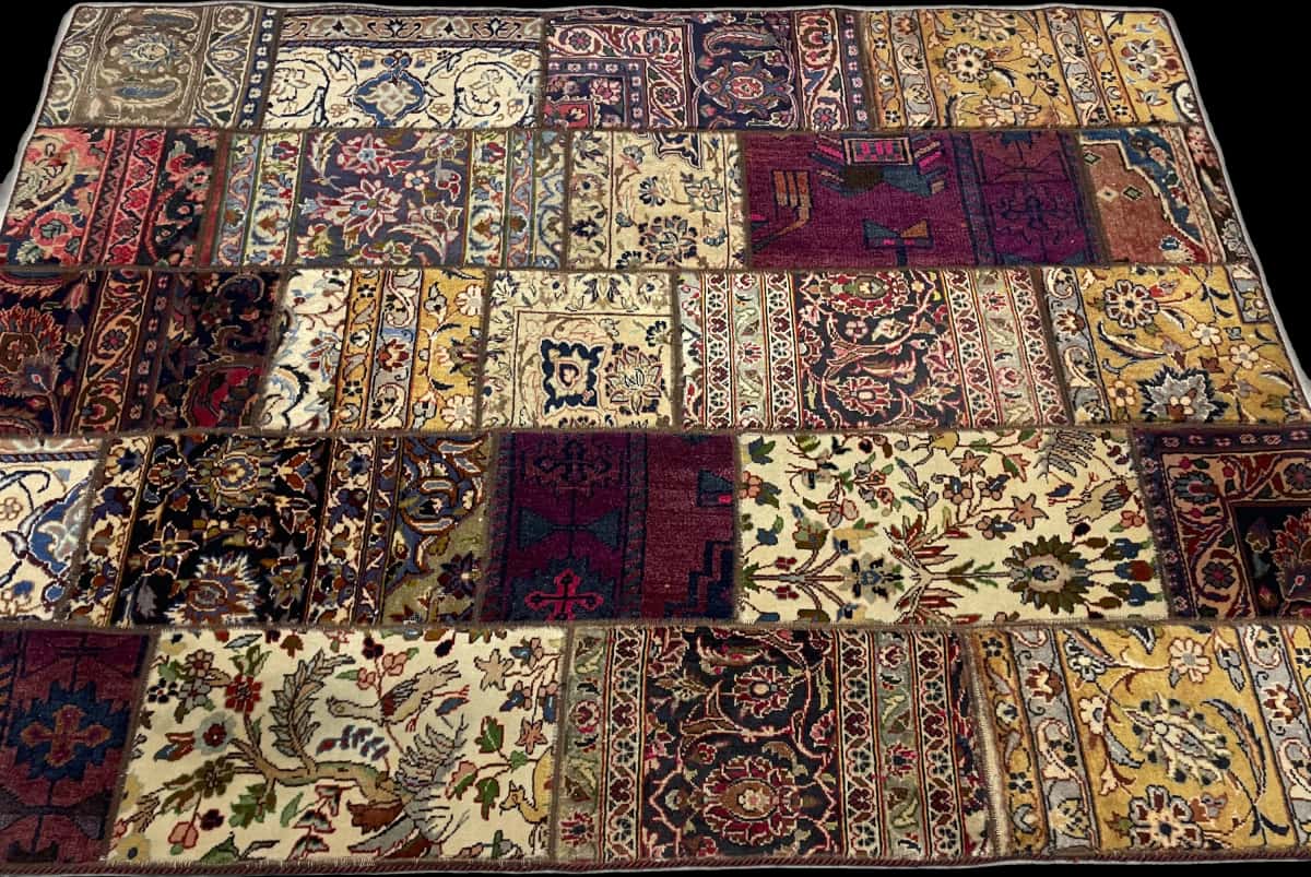 alfombra persa de estilo patchwork en dimensiones 207 centímetros de largo por 151 centímetros de ancho con colores principalmente rojo y amarillo — Perspectiva