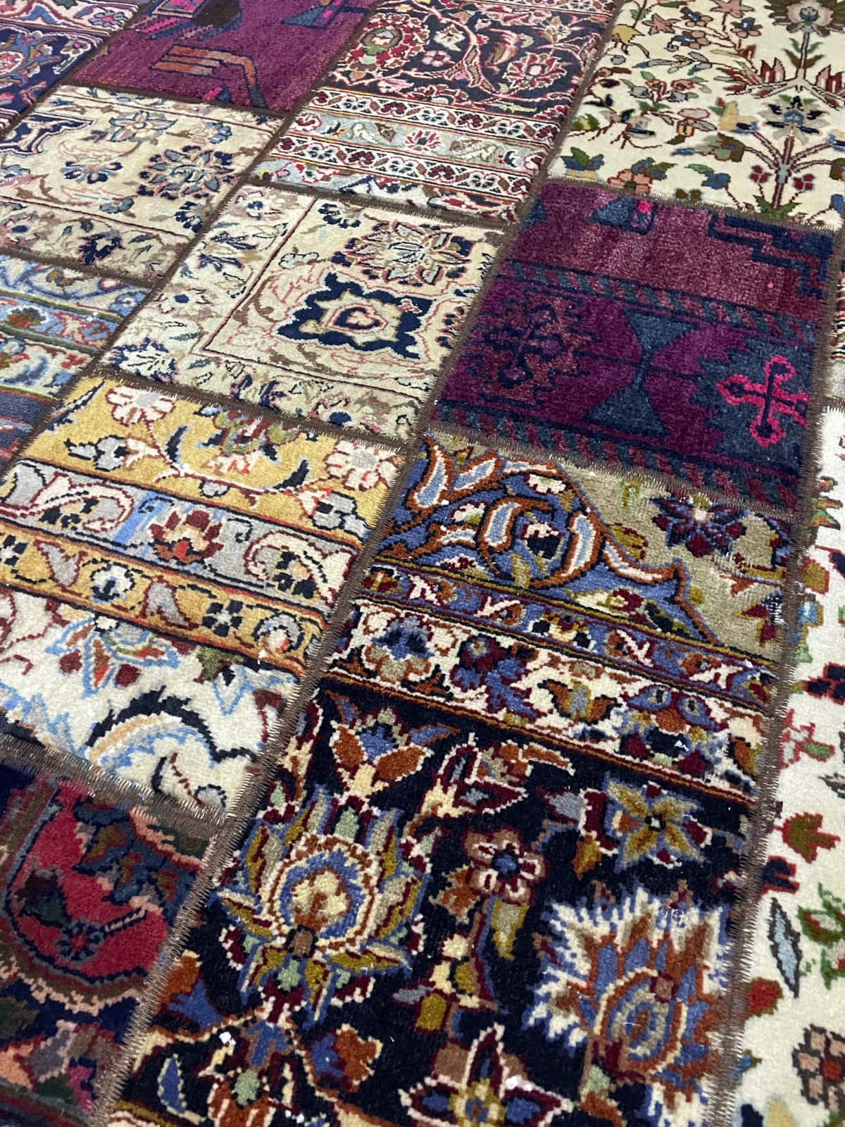 alfombra persa de estilo patchwork en dimensiones 207 centímetros de largo por 151 centímetros de ancho con colores principalmente rojo y amarillo — Primer plano de la textura