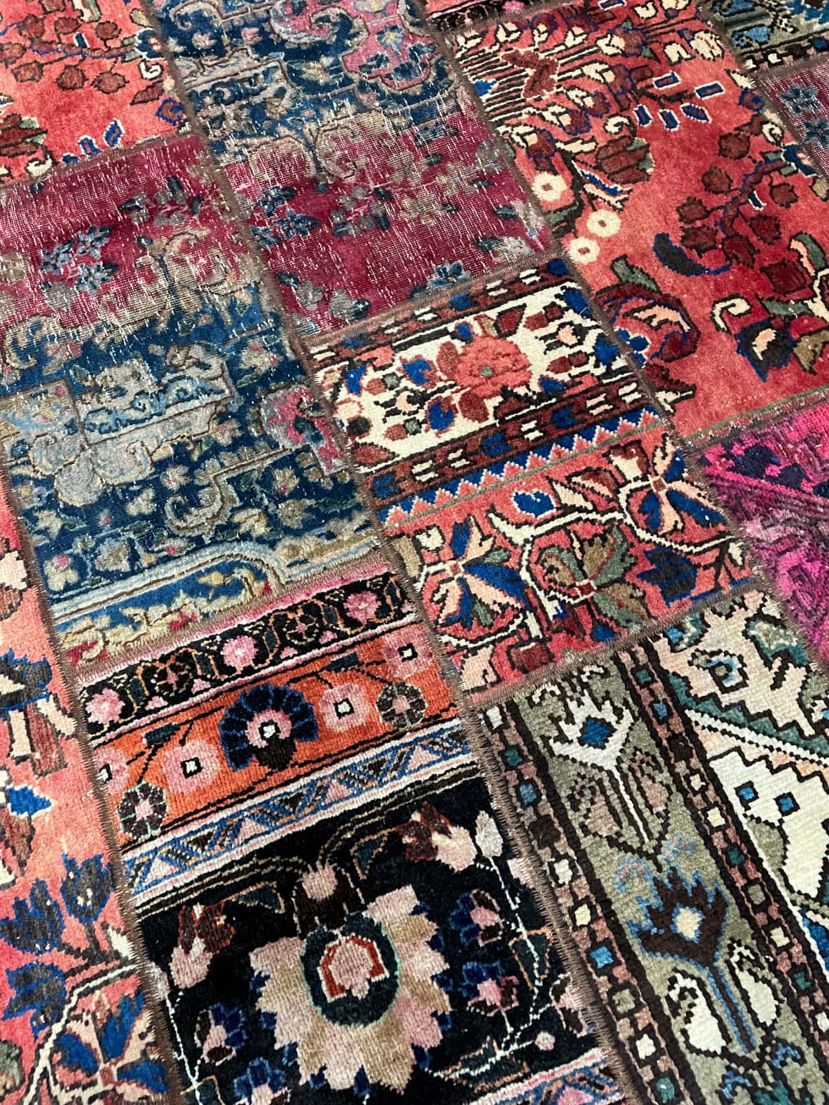 Persian rug of Rey style in dimensions 204 centimeters length by 151 centimeters width with mainly red colors — Texture close-up