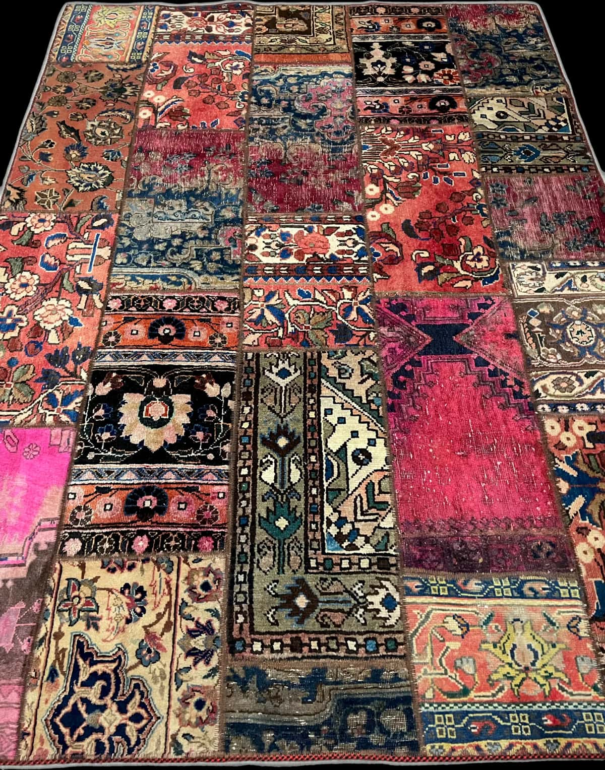 Persian rug of Rey style in dimensions 204 centimeters length by 151 centimeters width with mainly red colors — Perspective