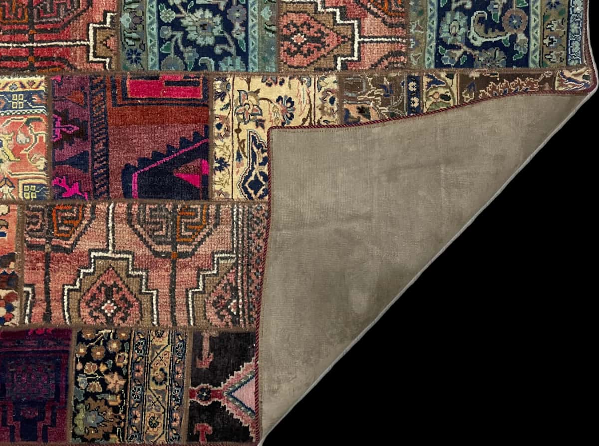 alfombra persa de estilo patchwork en dimensiones 200 centímetros de largo por 147 centímetros de ancho con colores principalmente rojo y colorido — Plegada