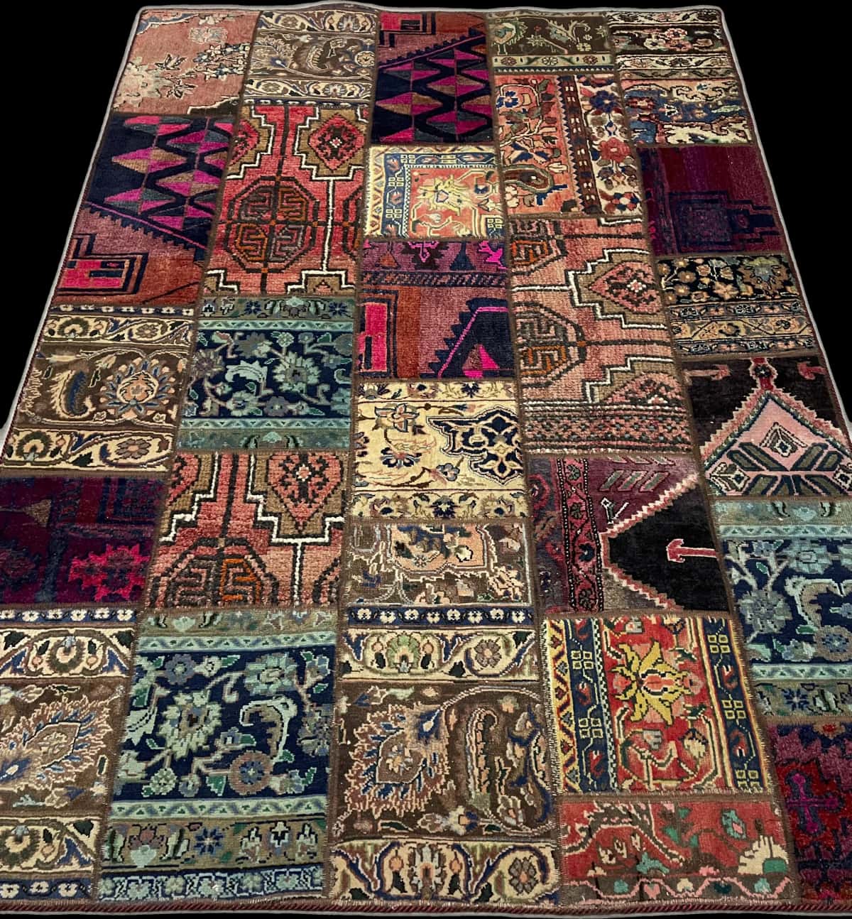 alfombra persa de estilo patchwork en dimensiones 200 centímetros de largo por 147 centímetros de ancho con colores principalmente rojo y colorido — Perspectiva