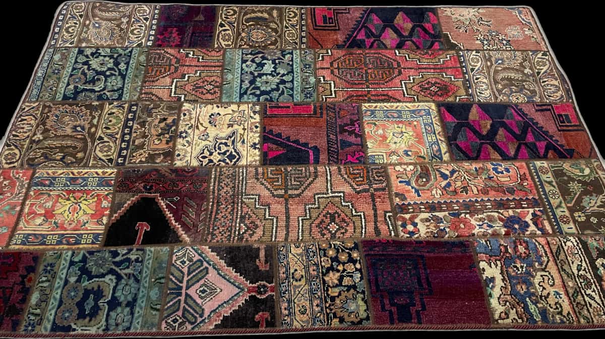 alfombra persa de estilo patchwork en dimensiones 200 centímetros de largo por 147 centímetros de ancho con colores principalmente rojo y colorido — Perspectiva