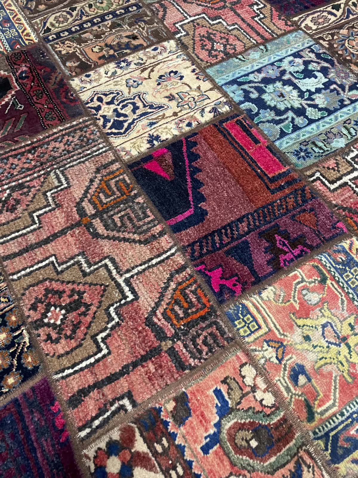 alfombra persa de estilo patchwork en dimensiones 200 centímetros de largo por 147 centímetros de ancho con colores principalmente rojo y colorido — Primer plano de la textura
