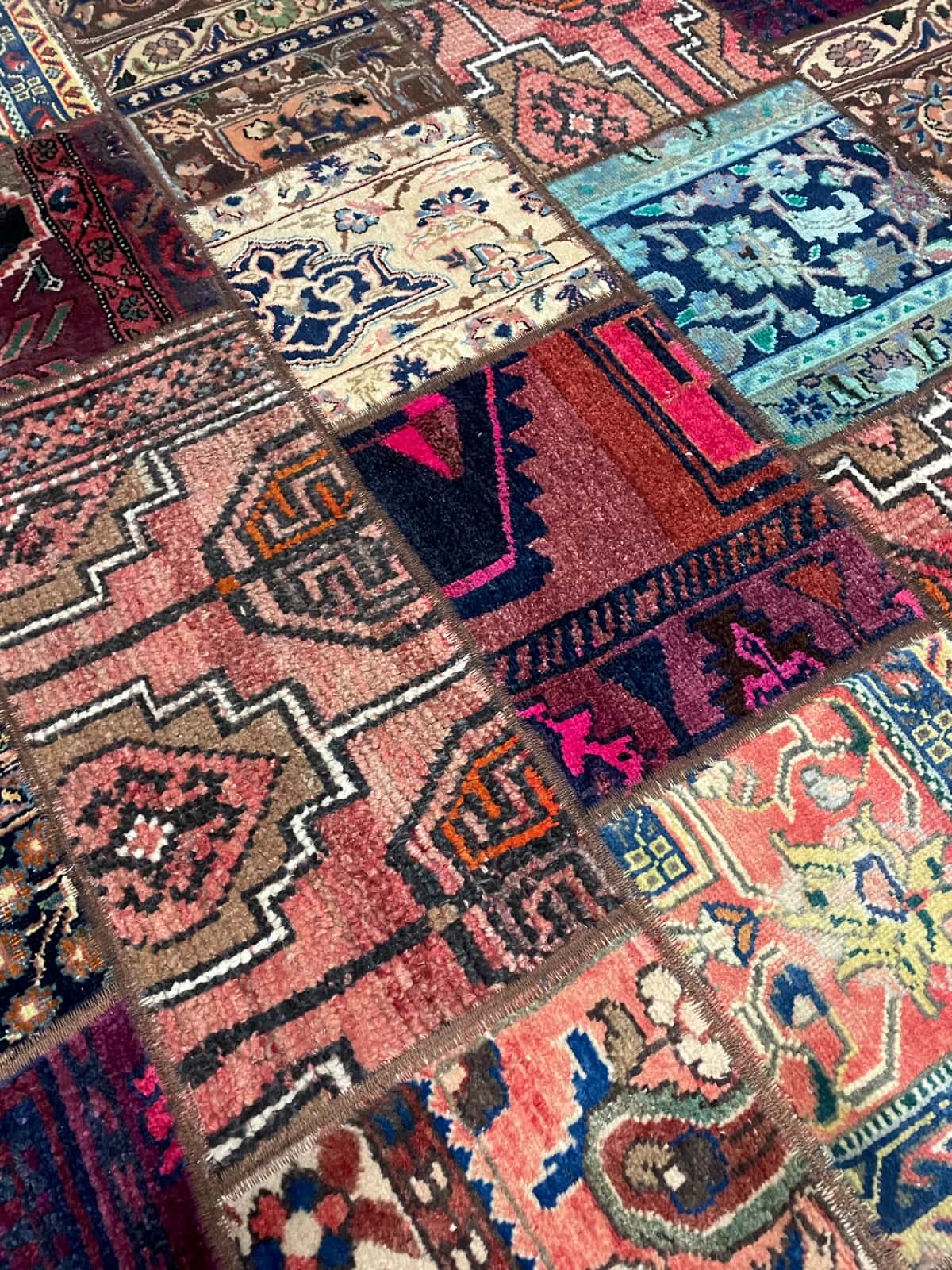 persischer Teppich im Rey Stil in den Maßen 200 Zentimeter Länge mal 147 Zentimeter Breite mit überwiegend rot und bunt Farben — Nahaufnahme der Textur