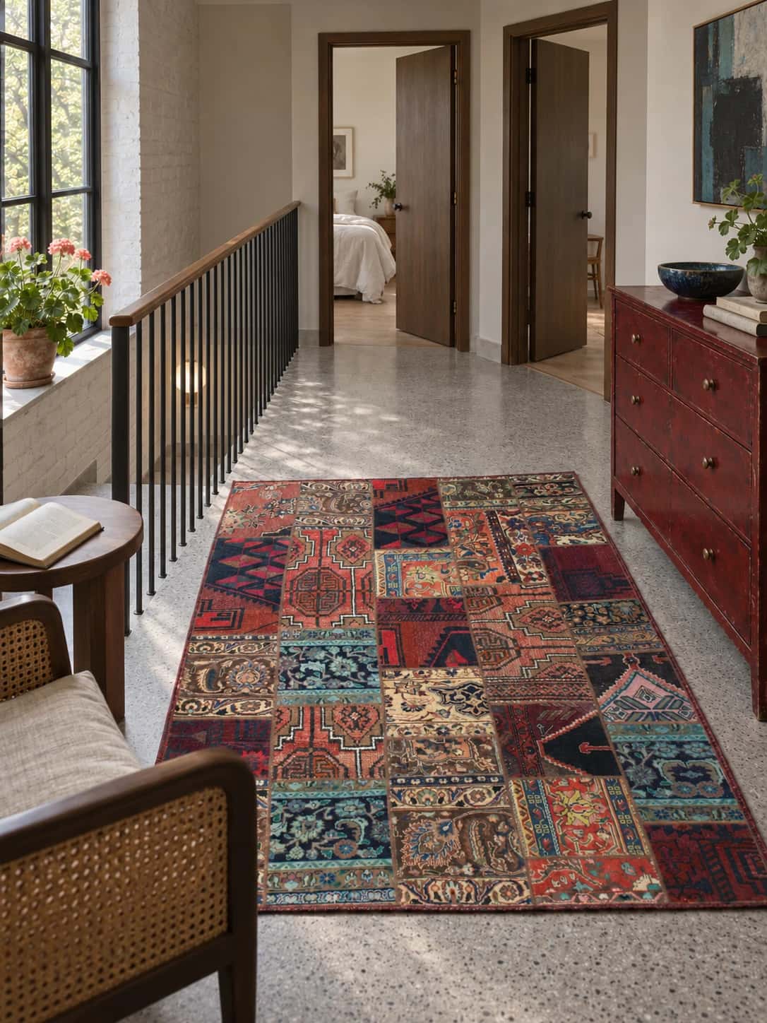 Alfombra patchwork persa Rey, 147x200 cm, principalmente en rojo — En una habitación