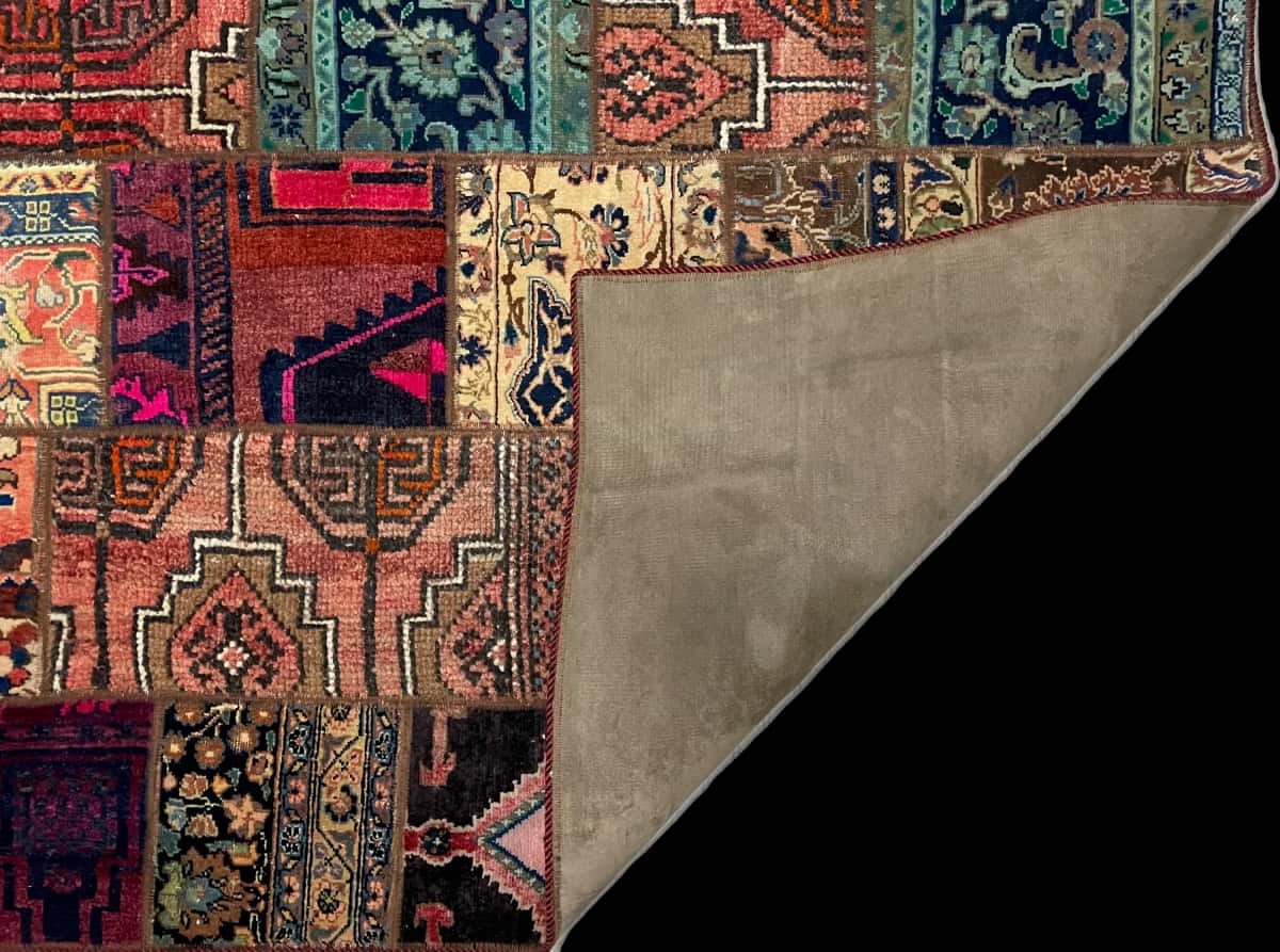 persischer Teppich im Rey Stil in den Maßen 200 Zentimeter Länge mal 147 Zentimeter Breite mit überwiegend rot und bunt Farben — Gefaltet