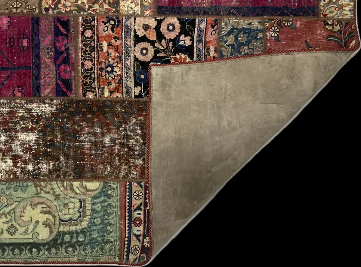 alfombra persa de estilo patchwork en dimensiones 206 centímetros de largo por 152 centímetros de ancho con colores principalmente rojo y morado — Plegada