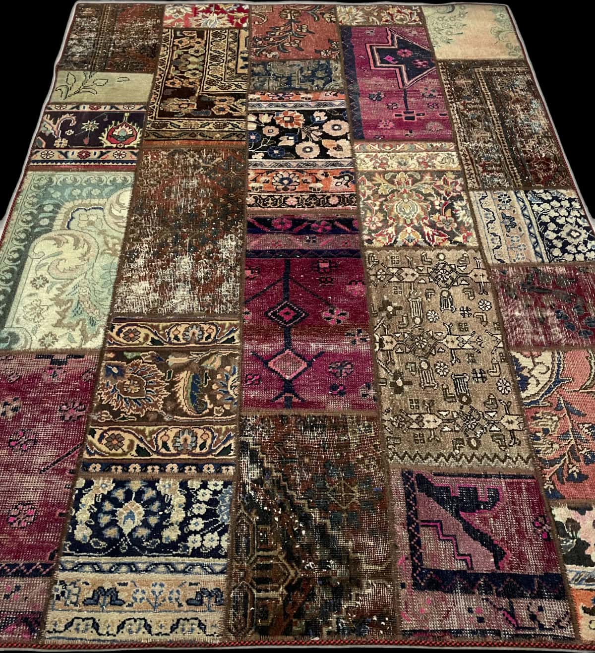alfombra persa de estilo patchwork en dimensiones 206 centímetros de largo por 152 centímetros de ancho con colores principalmente rojo y morado — Perspectiva