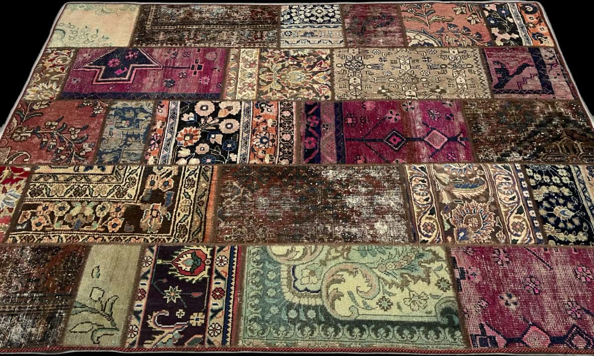 alfombra persa de estilo patchwork en dimensiones 206 centímetros de largo por 152 centímetros de ancho con colores principalmente rojo y morado — Perspectiva