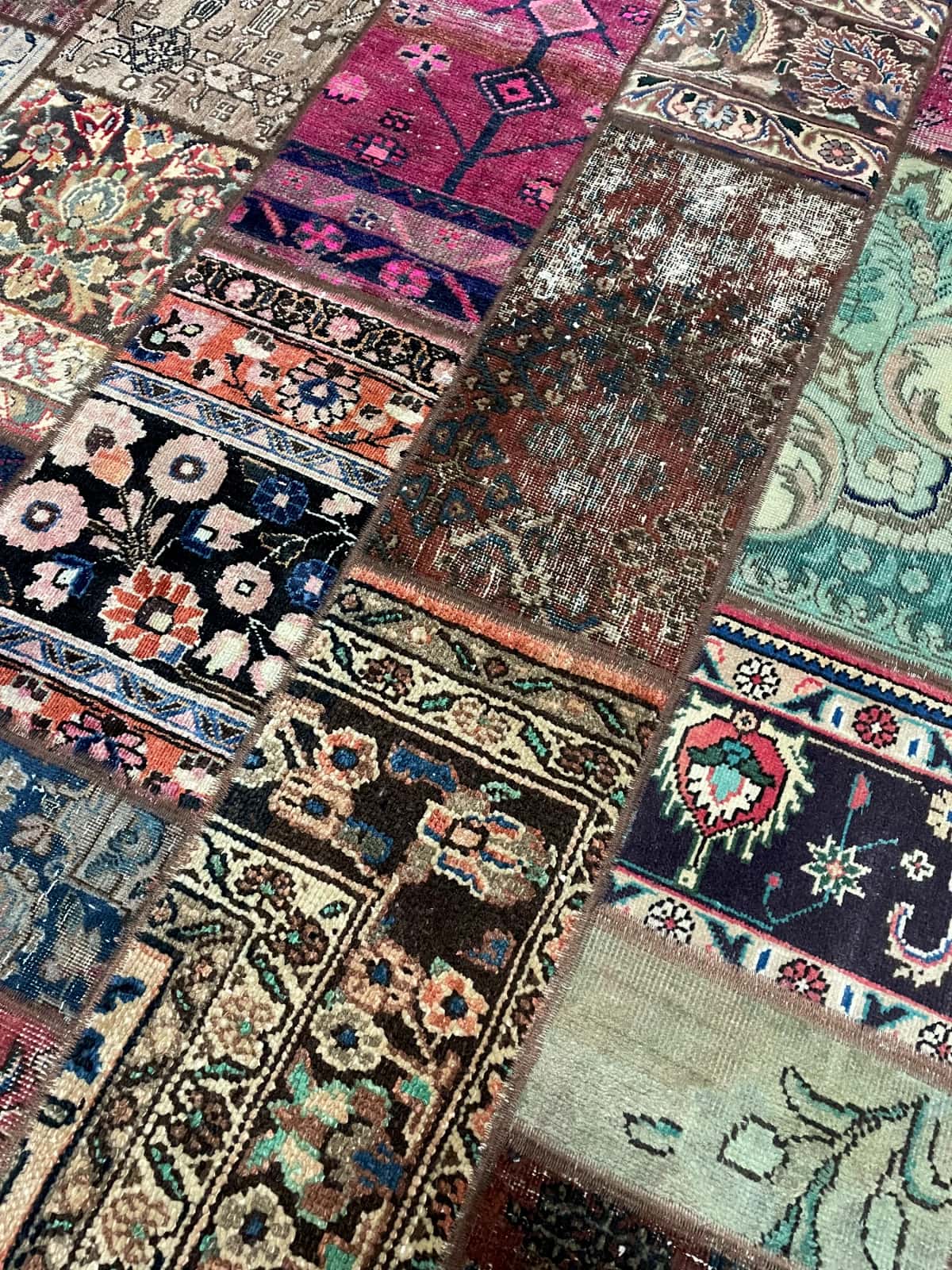 Persian rug of Rey style in dimensions 206 centimeters length by 152 centimeters width with mainly red and purple colors — Texture close-up