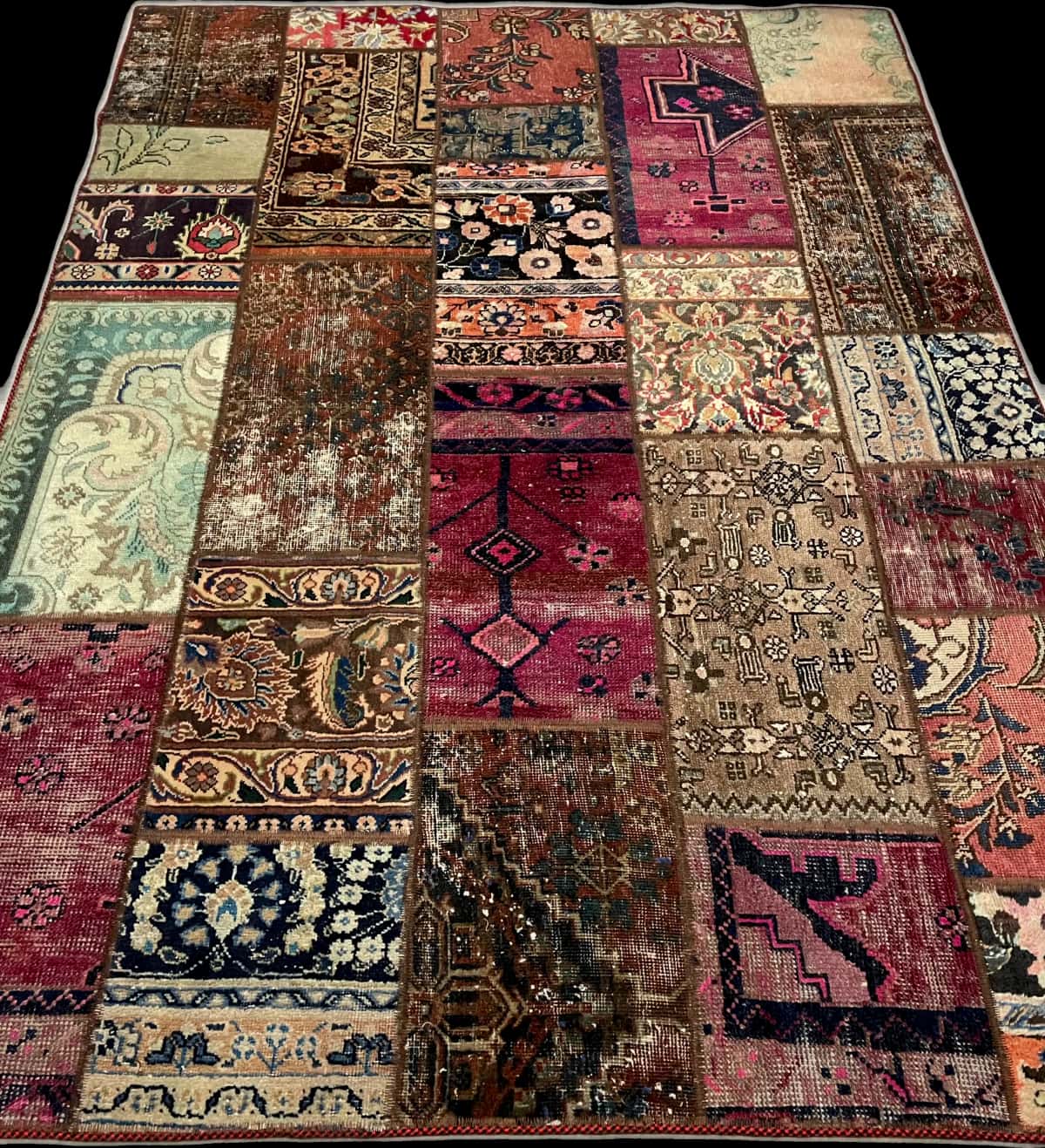 Persian rug of Rey style in dimensions 206 centimeters length by 152 centimeters width with mainly red and purple colors — Perspective