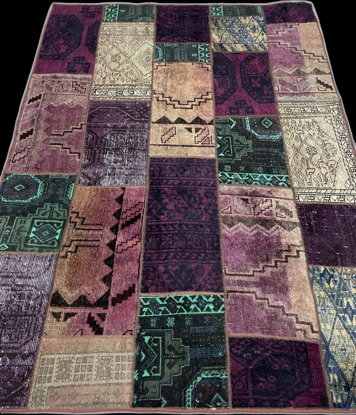 Persian rug of Patchwork style in dimensions 206 centimeters length by 150 centimeters width with mainly green and purple colors — Perspective