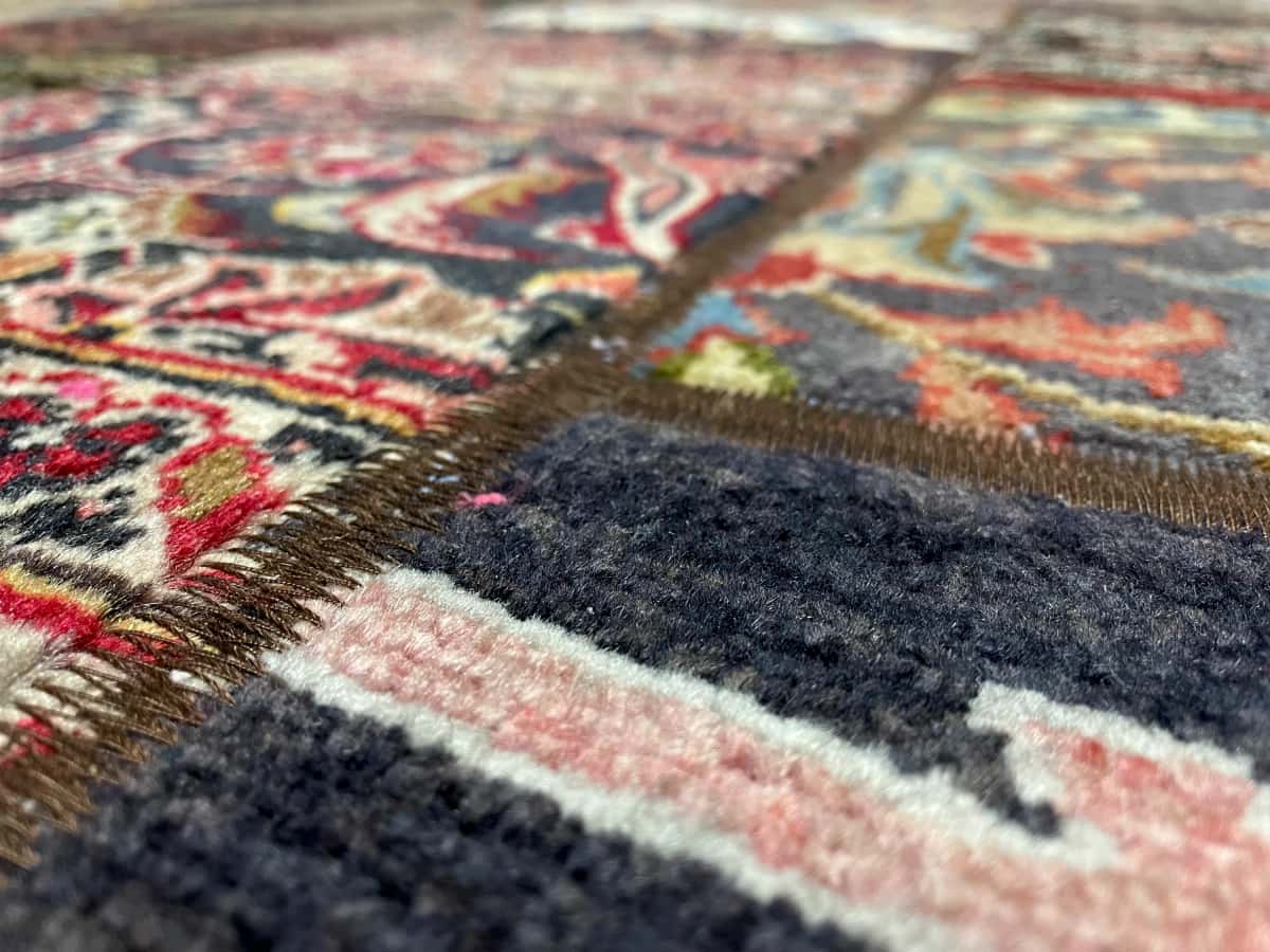persischer Teppich im Rey Stil in den Maßen 205 Zentimeter Länge mal 150 Zentimeter Breite mit überwiegend beige und rot Farben — Nahaufnahme der Textur