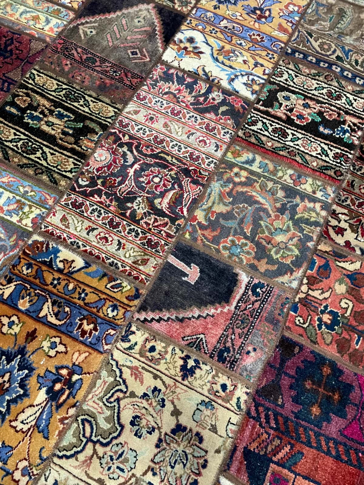 persischer Teppich im Rey Stil in den Maßen 205 Zentimeter Länge mal 150 Zentimeter Breite mit überwiegend beige und rot Farben — Nahaufnahme der Textur