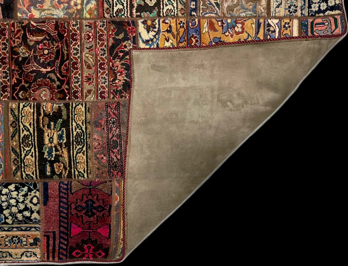 persischer Teppich im Rey Stil in den Maßen 205 Zentimeter Länge mal 150 Zentimeter Breite mit überwiegend beige und rot Farben — Gefaltet