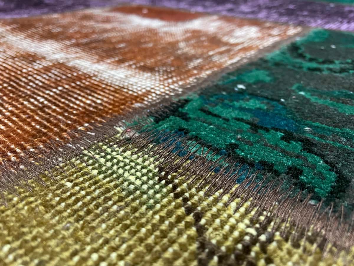 Persian rug of Rey style in dimensions 210 centimeters length by 150 centimeters width with mainly colorful colors — Texture close-up