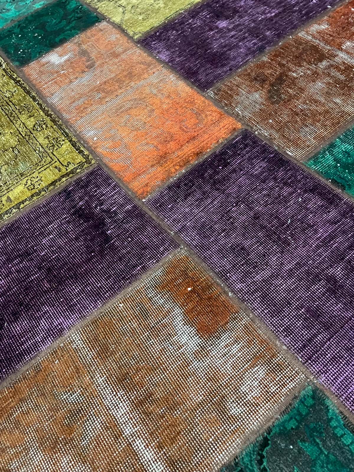 Persian rug of Rey style in dimensions 210 centimeters length by 150 centimeters width with mainly colorful colors — Texture close-up